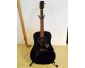 Guitare folk FENDER CD-60 Bk et le pied d'exposition.