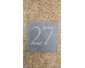 Numros de maison gravs main sur carrs de pierre bleue belge.